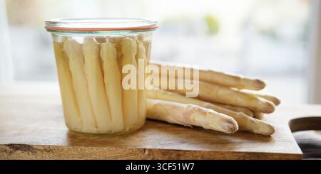 Frisch konservierter weißer Spargel in einem einmauerglas. Horizontale Food-fotografie für eine gesunde Ernährung. Hintergrund mit Leerzeichen für Text. Stockfoto
