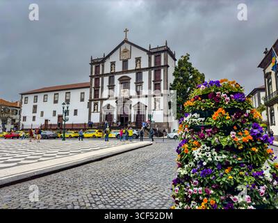 Praca do Municipio, der Rathausplatz in Funchal, Igreja de Sao Joao Evangelista, Madeira. Stockfoto