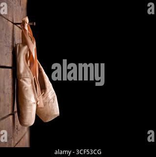 Alten verwendet rosa Ballettschuhe hängen hölzerne Hintergrund Stockfoto