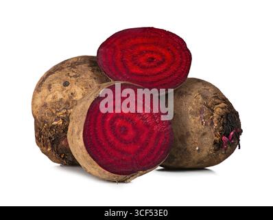 Rohe rote Beete Closeup isoliert auf weißem Hintergrund Stockfoto