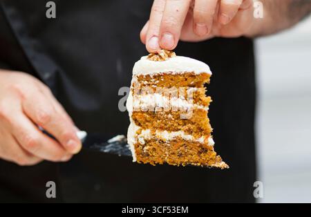 Karottenkuchen mit Cream Cheese frosting und wenig Karotten auf der Oberseite Stockfoto