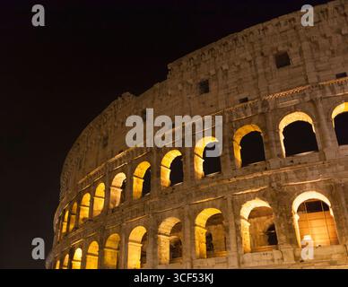 Majestätisches altes Kolosseum bei Nacht in Rom, Italien. Stockfoto