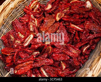 Korb mit heiße rote Paprika im Salento Markt Stockfoto