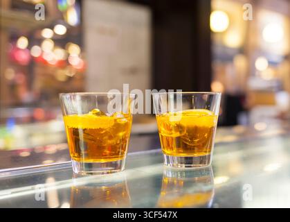 Zwei Gläser Spritz-Aperitif-Cocktail mit Orangenscheiben. Stockfoto