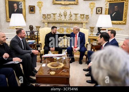 Washington, Usa. August 2025. US-Präsident Donald Trump, rechts, unterhält sich mit dem ukrainischen Präsidenten Wolodymyr Zelenskyy, Mitte links, während eines bilateralen Treffens im Oval Office des Weißen Hauses am 18. August 2025 in Washington, D.C. das Treffen diskutierte den jüngsten US-Russland-Gipfel und mögliche Friedensabkommen. Quelle: Daniel Torok/White House Photo/Alamy Live News Stockfoto