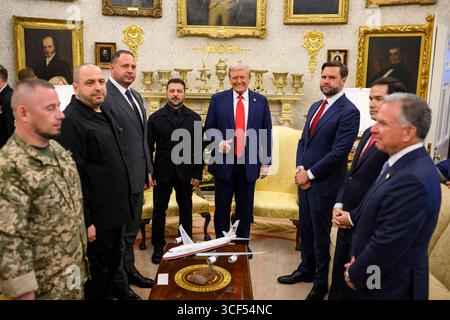 Washington, Usa. August 2025. US-Präsident Donald Trump, Mitte rechts, posierte mit dem ukrainischen Präsidenten Wolodymyr Zelenskyy, Mitte links, während eines bilateralen Treffens im Oval Office des Weißen Hauses am 18. August 2025 in Washington, D.C. bei dem Treffen wurden der jüngste US-Russland-Gipfel und mögliche Friedensabkommen erörtert. Quelle: Daniel Torok/White House Photo/Alamy Live News Stockfoto