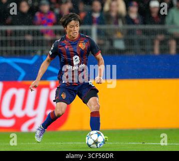 Basel, Schweiz. August 2025. Der FC Basel 1893-Verteidiger KEIGO TSUNEMOTO (6) bewegt den Ball während des Endspiels der UEFA Champions League zwischen dem FC Basel 1893 und dem FC Kopenhagen am 20. August 2025 in Basel. Das Spiel endete mit 1-1 Unentschieden. (Kreditbild: © Scott Coleman/ZUMA Press Wire) NUR REDAKTIONELLE VERWENDUNG! Nicht für kommerzielle ZWECKE! Stockfoto