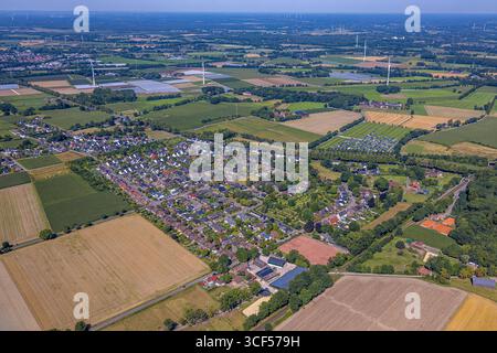 Luftbild, Wohnsiedlung Feldhausen, PKW Parkplatz für den Movie Park Germany, hinten Gewächshäuser Bromkamp Garten- und Landschaftsgestaltungs GmbH, Overhagener Feld, Fernsicht Wiesen und Felder mit Windrädern, Kirchhellen-Nord-Ost, Bottrop, Ruhrgebiet, Nordrhein-Westfalen, Deutschland ACHTUNGxMINDESTHONORARx60xEURO *** Luftsicht, Wohnsiedlung Feldhausen, PKW-Parkplatz für Filmpark Deutschland, hinter Gewächshäusern Bromkamp Garten und Landschaftsgestaltungs GmbH, Overhagener Feld, Fernsicht Wiesen und Felder mit Windrädern, Kirchhellen Nord Ost, Bottrop, Ruhrgebiet, Nordrhein-West Stockfoto