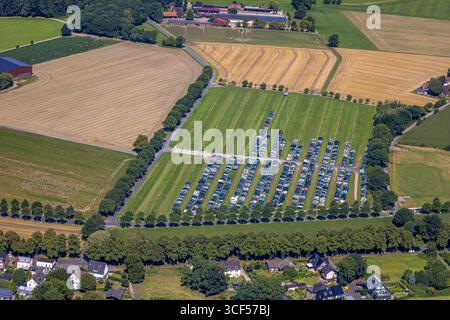 Luftbild, PKW Parkplatz auf einer Wiese für den Movie Park Germany, Kirchhellen-Nord-Ost, Bottrop, Ruhrgebiet, Nordrhein-Westfalen, Deutschland ACHTUNGxMINDESTHONORARx60xEURO *** Luftblick, Parkplatz auf einer Wiese für Filmpark Germany, Kirchhellen Nord Ost, Bottrop, Ruhrgebiet, Nordrhein-Westfalen, Deutschland ATTENTIONxMINDESTHONORARx60xEURO Stockfoto