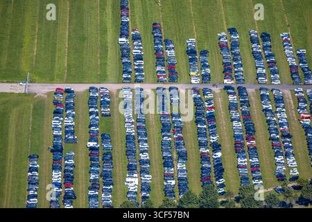 Luftbild, PKW Parkplatz auf einer Wiese für den Movie Park Germany, Formen und Farben, Kirchhellen-Nord-Ost, Bottrop, Ruhrgebiet, Nordrhein-Westfalen, Deutschland ACHTUNGxMINDESTHONORARx60xEURO *** Luftaufnahme, Parkplatz auf einer Wiese für Filmpark Deutschland, Formen und Farben, Kirchhellen Nordost, Bottrop, Ruhrgebiet, Nordrhein-Westfalen, Deutschland ATTENTIONxMINDESTHONORARx60xEURO Stockfoto
