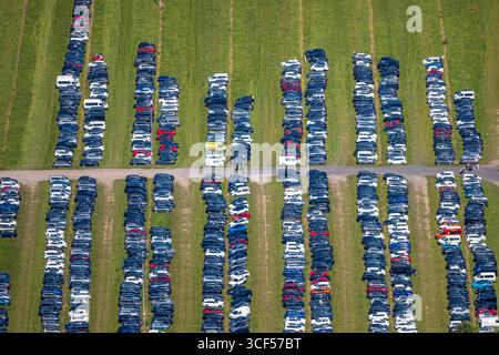 Luftbild, PKW Parkplatz auf einer Wiese für den Movie Park Germany, Formen und Farben, Kirchhellen-Nord-Ost, Bottrop, Ruhrgebiet, Nordrhein-Westfalen, Deutschland ACHTUNGxMINDESTHONORARx60xEURO *** Luftaufnahme, Parkplatz auf einer Wiese für Filmpark Deutschland, Formen und Farben, Kirchhellen Nordost, Bottrop, Ruhrgebiet, Nordrhein-Westfalen, Deutschland ATTENTIONxMINDESTHONORARx60xEURO Stockfoto