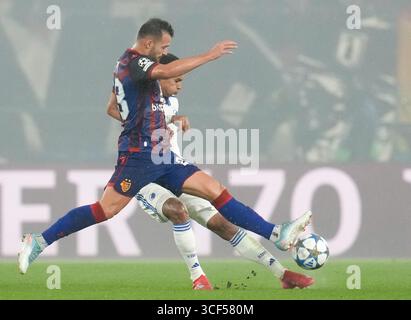 Basel, Schweiz. August 2025. FC Basel 1893 Mittelfeldspieler DION KACURI (28) bewegt den Ball während des UEFA Champions League Playoff-Spiels zwischen dem FC Basel 1893 und dem FC Kopenhagen am 20. August 2025 in Basel. Das Spiel endete mit 1-1 Unentschieden. (Kreditbild: © Scott Coleman/ZUMA Press Wire) NUR REDAKTIONELLE VERWENDUNG! Nicht für kommerzielle ZWECKE! Stockfoto