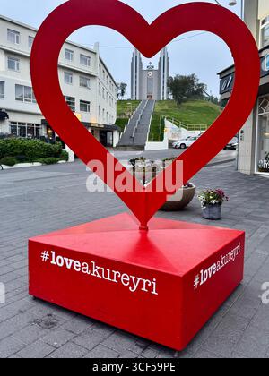 Eine herzförmige, bewegliche Metallskulptur an einem der Eingänge zur Fußgängerzone im Stadtzentrum von Akureyri. Stockfoto