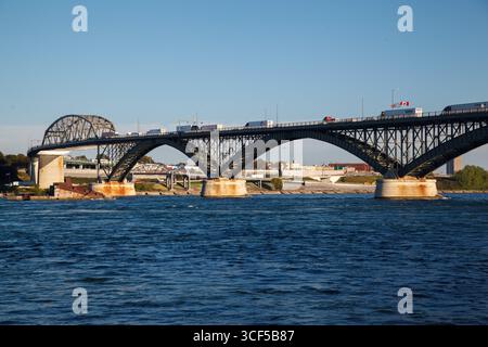 Die Peace Bridge über den Niagara River verbindet die Niagara Falls, Ontario, mit Buffalo, New York, USA Stockfoto