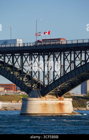 Die Peace Bridge über den Niagara River verbindet die Niagara Falls, Ontario, mit Buffalo, New York, USA Stockfoto