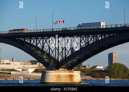 Die Peace Bridge über den Niagara River verbindet die Niagara Falls, Ontario, mit Buffalo, New York, USA Stockfoto
