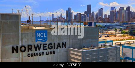 Norwegische Kreuzfahrtlinie Hafen von Miami FL Gebäude mit Skyline im Hintergrund. 08.15.25 Stockfoto