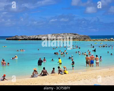 Badegäste und Schwimmer auf der Great Stirrup Cay Private Island im Besitz der Norwegian Cruise Line NCL auf den Bahamas in der östlichen Karibik. 07.25.25 Stockfoto