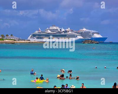 Königliches Karibikjuwel der Meere und Utopia des Meeres mit Schwimmern auf der Great Stirrup Cay Private Island im Besitz der Norwegian Cruise Line NCL in t Stockfoto