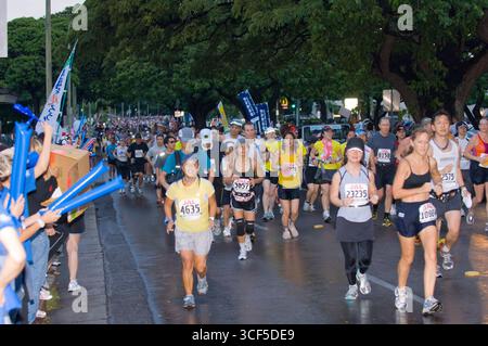 Viele Läufer auf dem Kurs des 35. Honolulu Marathon Sonntag, 9. Dezember 2007. Mit 27,829 registrierte Läufer den Marathon bringt in einem Estim Stockfoto