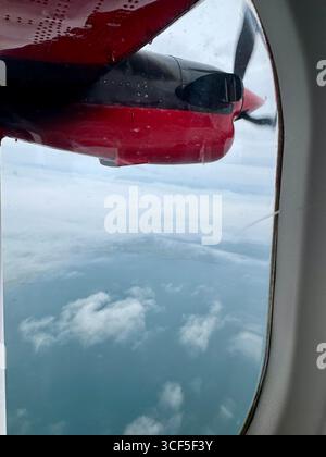 Blick aus dem Fenster eines kleinen Flugzeugs, das von Akureyri nach Grimsey Island fährt Stockfoto
