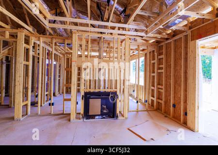 Gerahmte Wände des Hauses im Bau haben Kamin in der Mitte während des Werktages Stockfoto