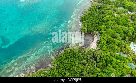 Atemberaubende Aussicht auf Rosario Island aus der Vogelperspektive mit üppigem Grün und türkisfarbenem Wasser in Cartagena, Kolumbien. Stockfoto