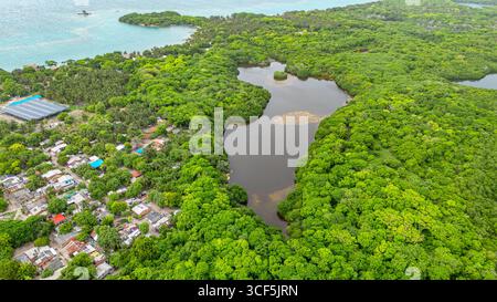 Atemberaubender Blick aus der Luft auf das üppige Grün und das ruhige Wasser der Rosario-Inseln, in der Nähe von Cartagena, Kolumbien. Stockfoto