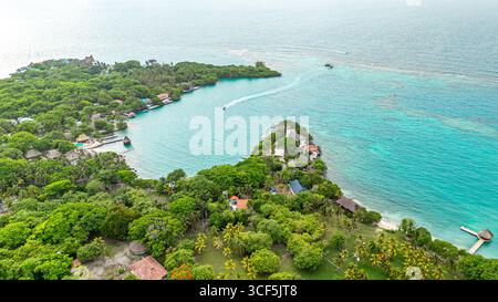 Atemberaubender Blick aus der Vogelperspektive auf die Insel Rosario in Cartagena, Kolumbien, mit üppigem Grün und ruhigem Wasser. Stockfoto