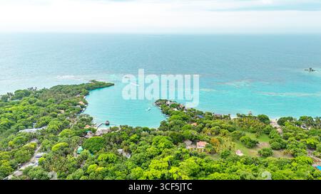 Atemberaubende Aussicht auf Rosario Island in der Nähe von Cartagena, mit üppigem Grün und lebhaftem türkisfarbenem Wasser. Stockfoto