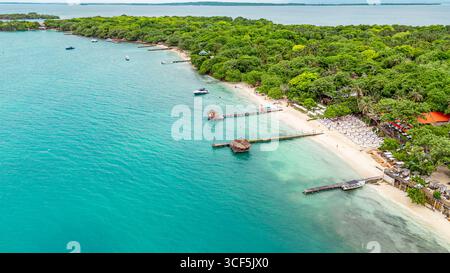 Atemberaubende Aussicht auf Rosario Island in Cartagena, Kolumbien, mit unberührten Stränden und üppigem Grün. Stockfoto