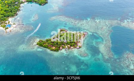 Atemberaubende Aussicht auf Rosario Island aus der Vogelperspektive mit üppigem Grün und türkisfarbenem Wasser in Cartagena, Bolivar, Kolumbien. Stockfoto