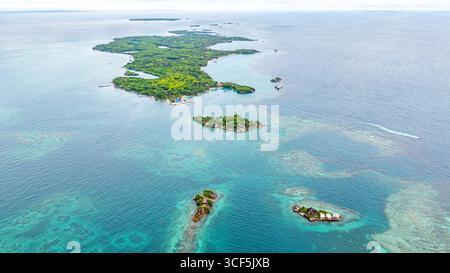 Atemberaubender Blick aus der Vogelperspektive auf die üppigen Rosario-Inseln in der Nähe von Cartagena, Kolumbien, mit türkisfarbenem Wasser und lebhaftem Grün. Stockfoto