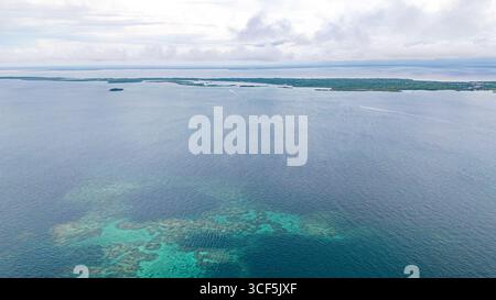 Atemberaubende Aussicht auf die Rosario-Inseln in der Nähe von Cartagena, Kolumbien, mit lebendigem blauem Wasser und üppigem Grün. Stockfoto