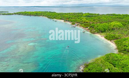 Atemberaubende Aussicht auf Rosario Island mit üppigem Grün und kristallklarem Wasser in Cartagena, Kolumbien. Stockfoto