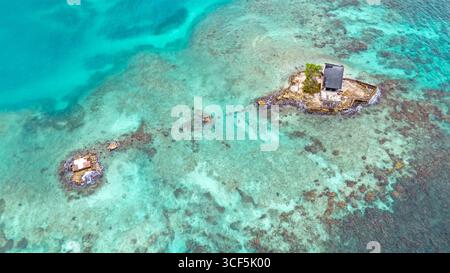Atemberaubende Aussicht auf die Rosario-Inseln mit türkisfarbenem Wasser und Felsformationen in Cartagena, Bolivar, Kolumbien. Stockfoto