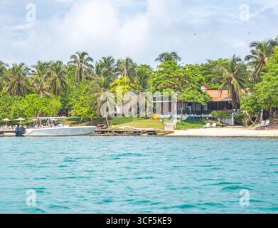 Wunderschöne Küste von Rosario Island, Cartagena, mit Palmen und einem ruhigen Meer, perfekt für tropische Ausflugsbilder. Stockfoto