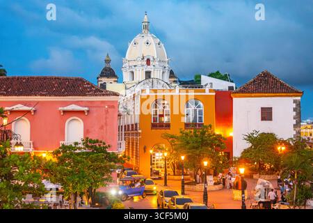 Farbenfrohe Gebäude und lebhafte Atmosphäre in Cartagena, Kolumbien, die den Charme des historischen Zentrums in der Abenddämmerung zum Ausdruck bringen. Stockfoto