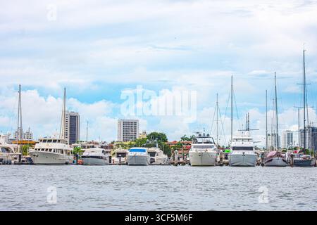 Eine malerische Hafenszene in Cartagena, Kolumbien, mit Luxusbooten und einer pulsierenden Skyline der Stadt unter hellem Himmel. Stockfoto