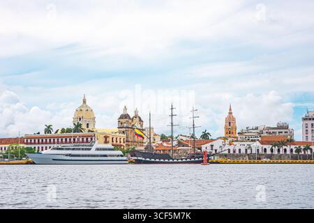 Malerische Aussicht auf das historische Zentrum von Cartagena mit einer Mischung aus modernen Yachten und traditionellen Schiffen entlang der Küste. Stockfoto