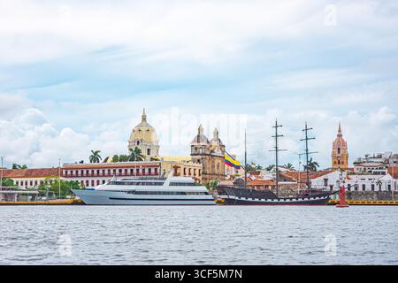 Blick auf das historische Zentrum von Cartagena mit einer Mischung aus modernen und historischen Schiffen entlang der Küste Kolumbiens. Stockfoto