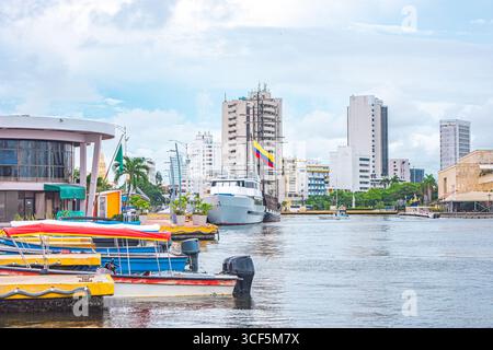 Wunderschöne Yachtszene in Cartagena, Kolumbien, mit farbenfrohen Booten und modernen Gebäuden entlang des Ufers. Stockfoto