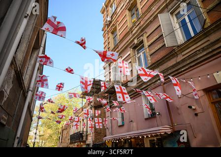 Straße mit georgianischen Flaggen in der Altstadt von Tiflis, Georgien am 4. April 2025 Stockfoto
