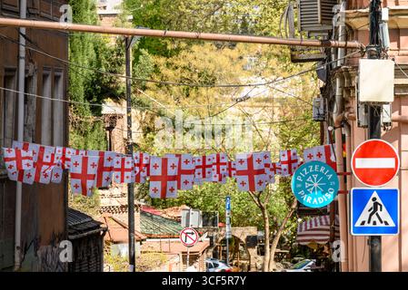 Straße mit georgianischen Flaggen in der Altstadt von Tiflis, Georgien am 4. April 2025 Stockfoto