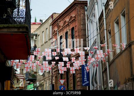 Straße mit georgianischen Flaggen in der Altstadt von Tiflis, Georgien am 21. Oktober 2024 Stockfoto