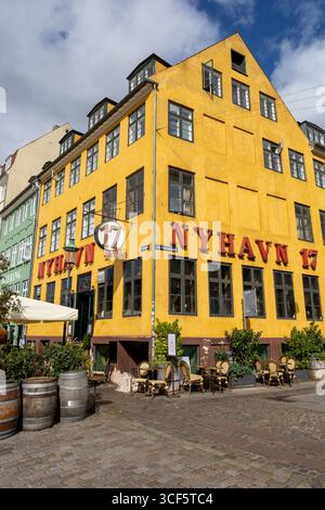 Nyhavn 17 im Nyhavn Unterhaltungsviertel von Kopenhagen ist ein denkmalgeschütztes Gebäude, das heute als Bar und Brasserie-Restaurant betrieben wird Stockfoto
