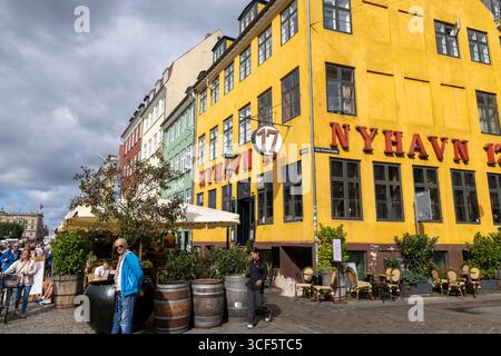 Nyhavn 17 im Nyhavn Unterhaltungsviertel von Kopenhagen ist ein denkmalgeschütztes Gebäude, das heute als Bar und Brasserie-Restaurant betrieben wird Stockfoto