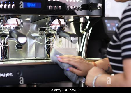 Cremona, Italien - 21. Juli 2025 Barista reinigt eine professionelle Espressomaschine sorgfältig und betont dabei die sorgfältige Sorgfalt auf Hygiene und Qualität i Stockfoto