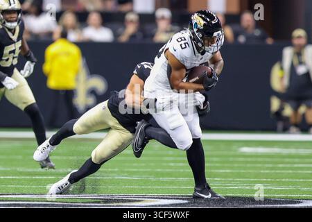 New Orleans, Usa. August 2025. Jacksonville Jaguars Tight End Brenton Strange (85) versucht, während eines NFL-Vorsaisonspiels am Sonntag, den 17. August 2025, in Metairie, Louisiana, durch den Griff des Linebacker Danny Stutsman (47) der New Orleans Saints zu laufen. (Foto: Peter G. Forest/SIPA USA) Credit: SIPA USA/Alamy Live News Stockfoto