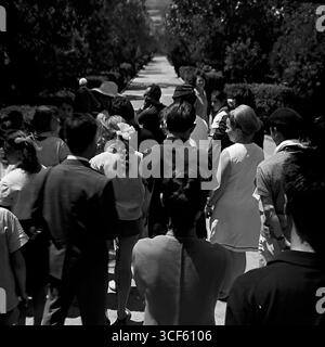 Eine Menge von Urlaubern in einer schattigen Gasse in einem Ferienpark, Jalta, Krim, Ukrainische SSR, 1968 – eine Tageszene aus einem friedlichen sowjetischen Resort Stockfoto
